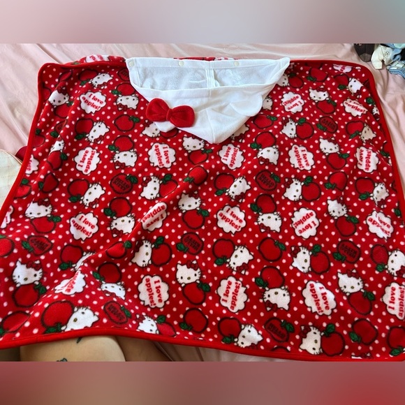 Sanrio Hello Kitty Hood Blanket - Picture 2 of 4